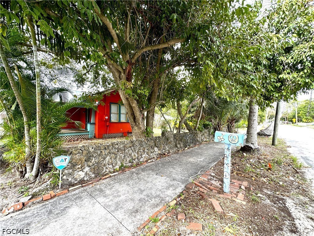 2 Bed SingleFamilyResidence for Sale in Fort Myers, photo 2