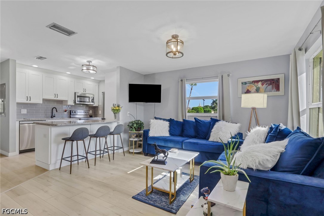 2 Bed Attached for Sale in Fort Myers, photo 2