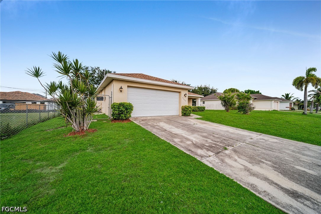 3 Bed SingleFamilyResidence for Sale in Cape Coral, photo 2