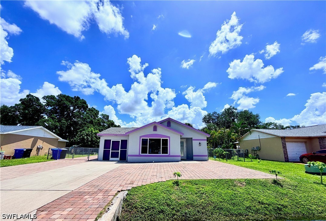 3 Bed SingleFamilyResidence for Sale in Fort Myers, photo 2