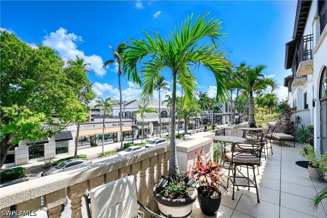 3 Bed Condominium for Sale in Olde Naples, photo 2