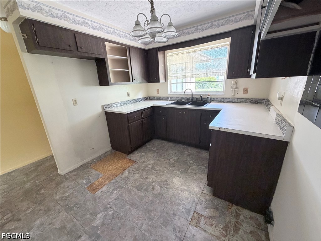 4 Bed SingleFamilyResidence for Sale in Fort Myers, photo 2