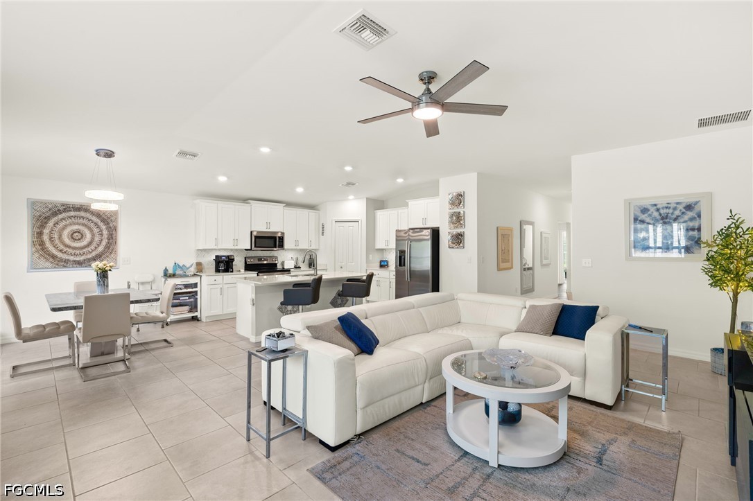 4 Bed SingleFamilyResidence for Sale in Oakview, photo 2