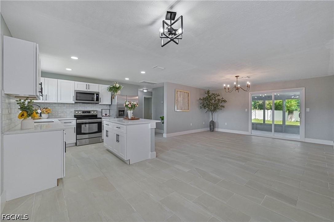 3 Bed SingleFamilyResidence for Sale in Fort Myers, photo 2
