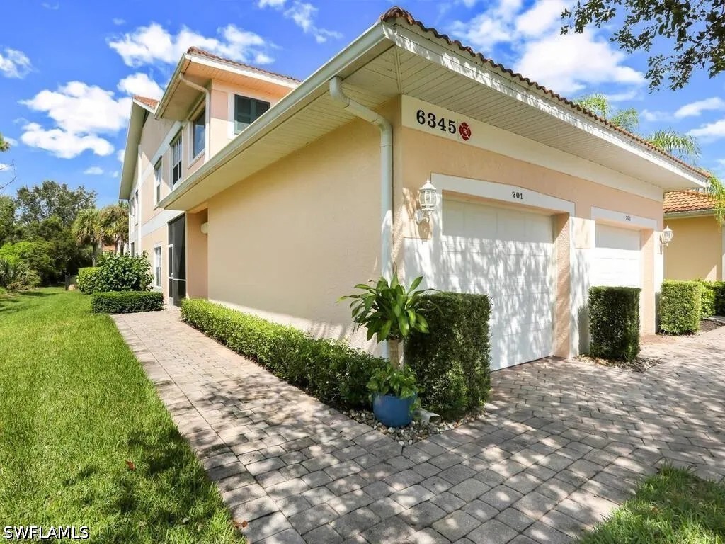3 Bed Condominium for Sale in Carlton Lakes, photo 2