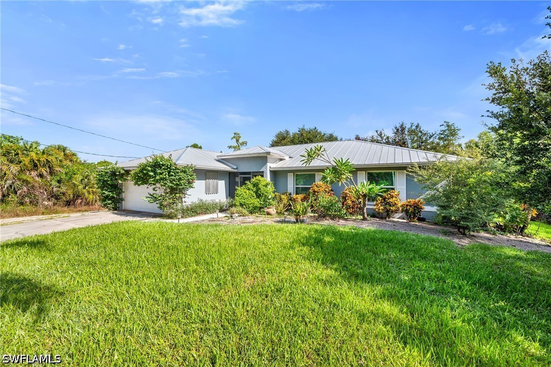 3 Bed Pool Home for Sale in Naples, photo 2
