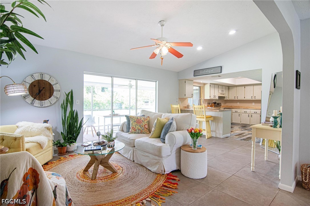 3 Bed SingleFamilyResidence for Sale in Cape Coral, photo 2