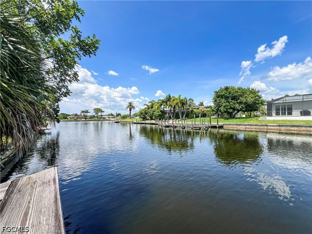 2 Bed Waterfront Home for Sale in Cape Coral, photo 2
