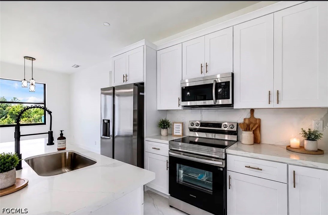 3 Bed SingleFamilyResidence for Sale in Greenbriar, photo 2