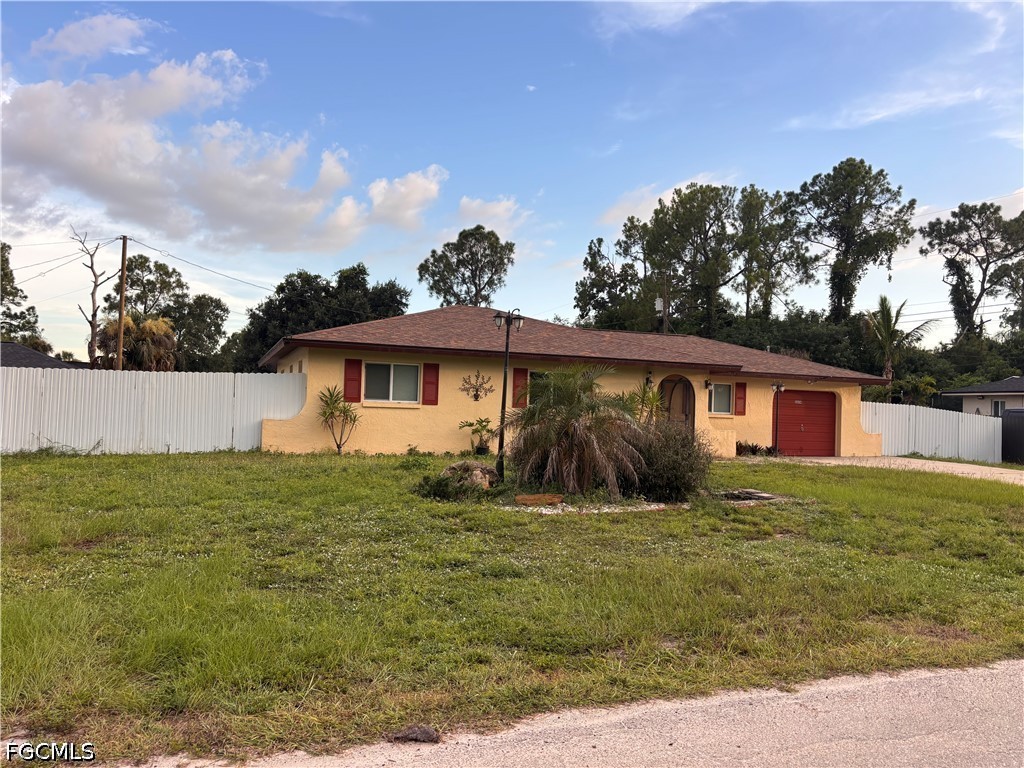 3 Bed SingleFamilyResidence for Sale in Lehigh Acres, photo 2