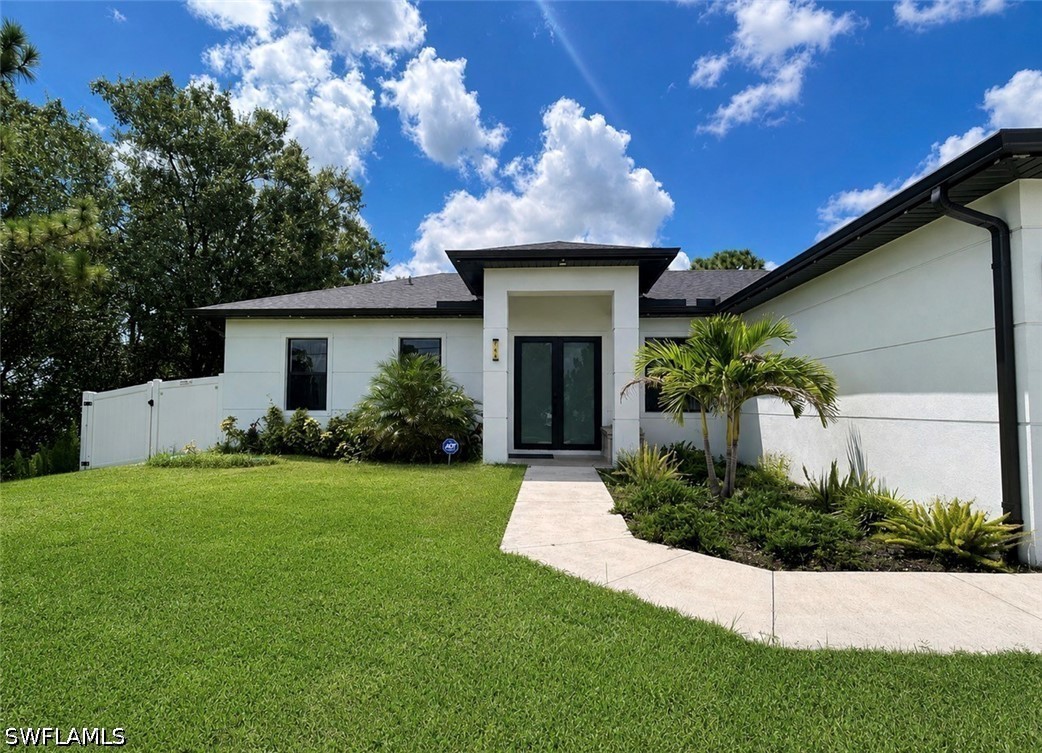 3 Bed Waterfront Home for Sale in Lehigh Acres, photo 2