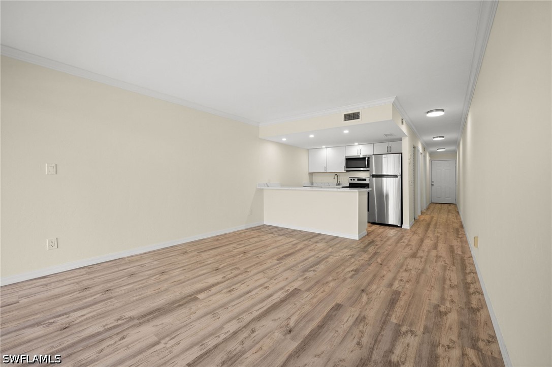 1 Bed Condominium for Sale in Vanderbilt Palms, photo 2