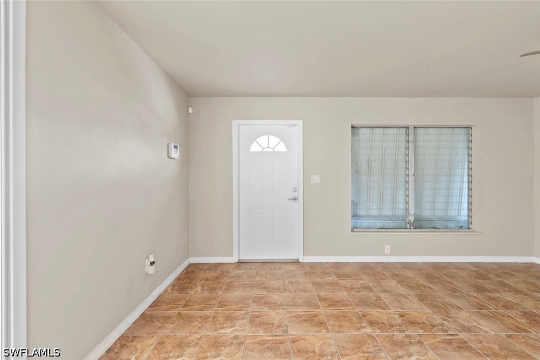 2 Bed SingleFamilyResidence for Sale in Lehigh Acres, photo 2