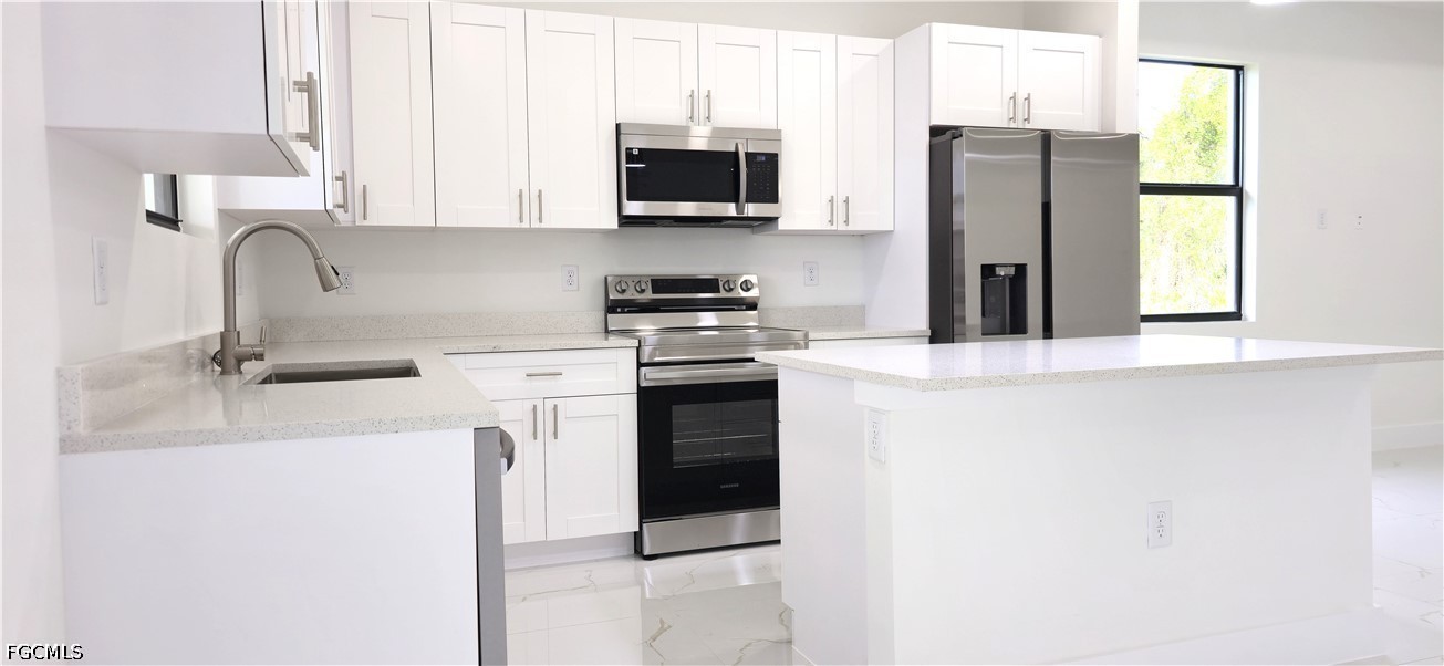 3 Bed SingleFamilyResidence for Sale in Port Charlotte, photo 2