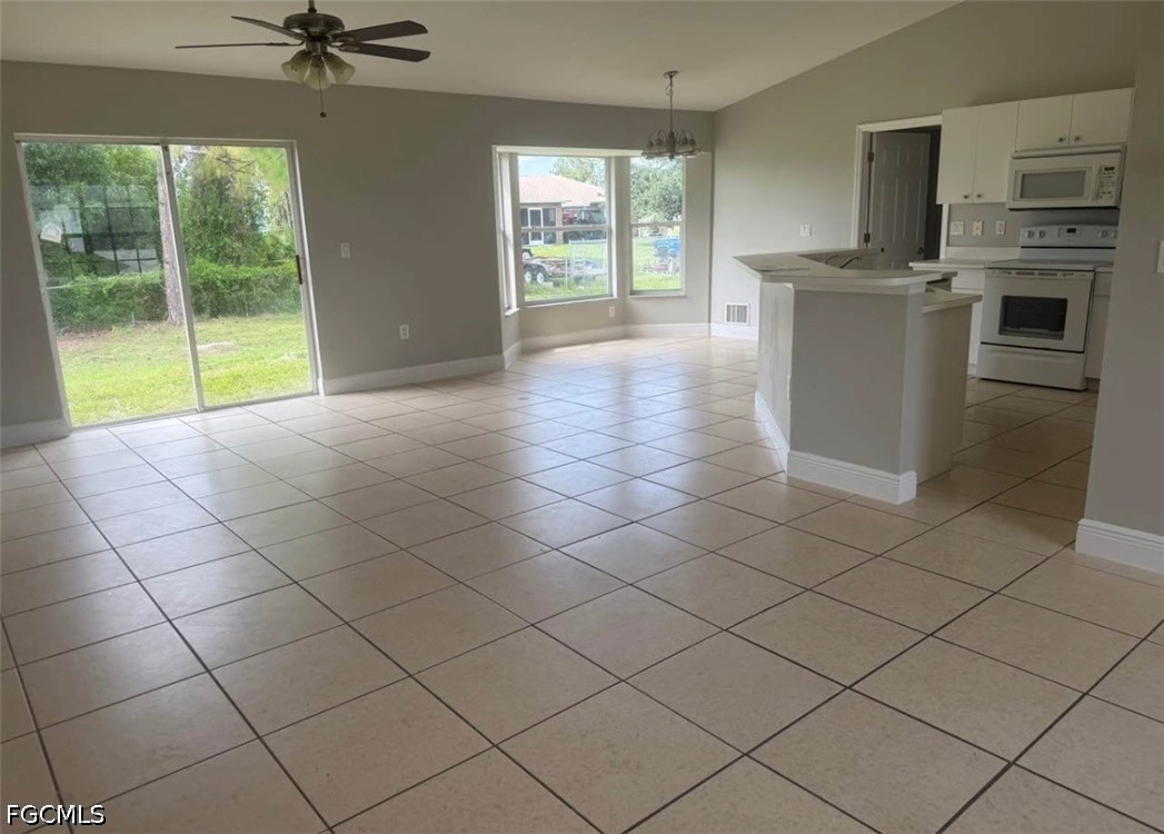 3 Bed SingleFamilyResidence for Sale in Lehigh Acres, photo 2