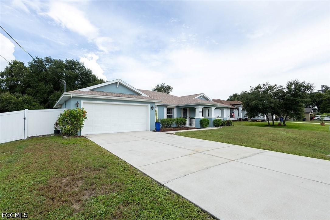 3 Bed SingleFamilyResidence for Sale in Mirror Lakes, photo 2