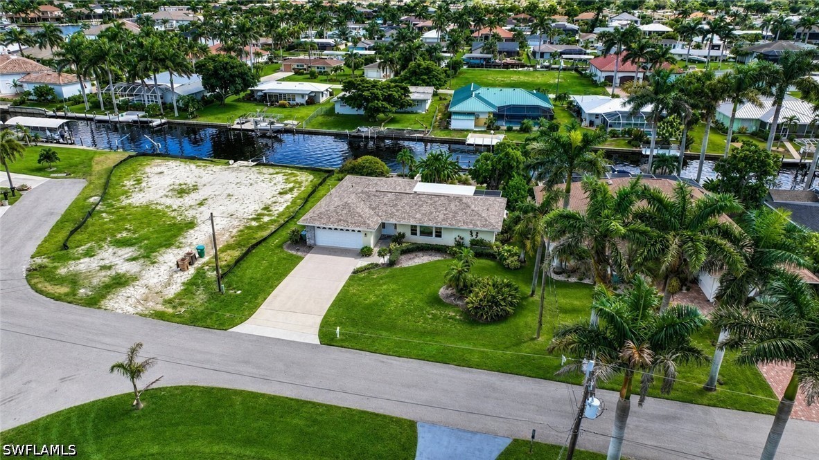3 Bed Waterfront Home for Sale in Cape Coral, photo 2