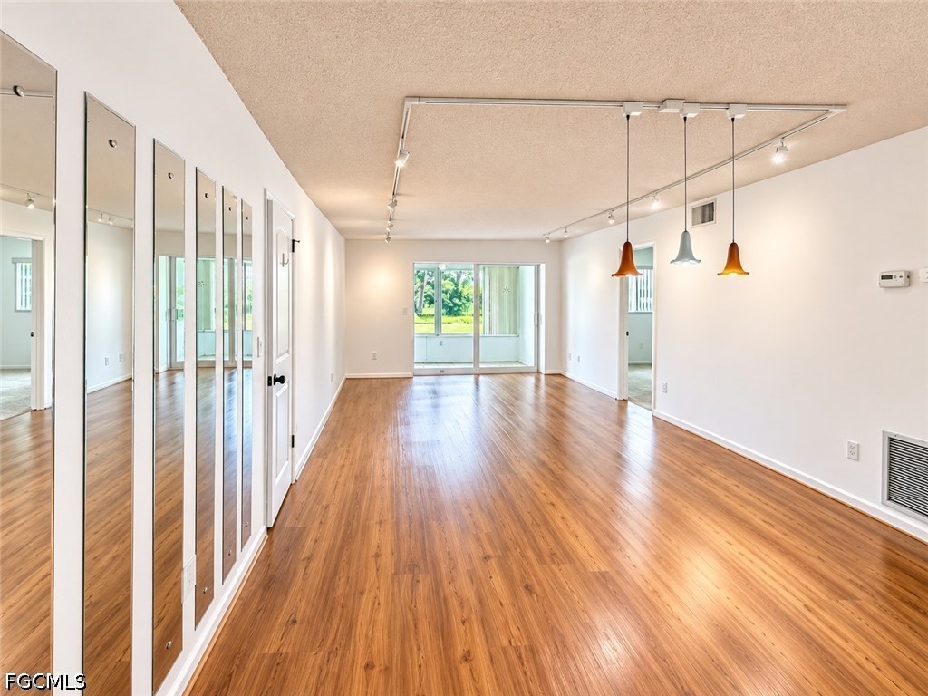2 Bed Condominium for Sale in Fort Myers, photo 2