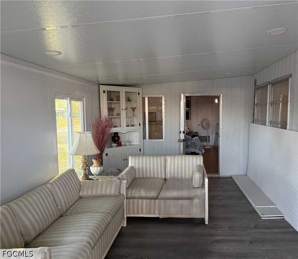 2 Bed ManufacturedHome for Sale in Mobile Manor, photo 2