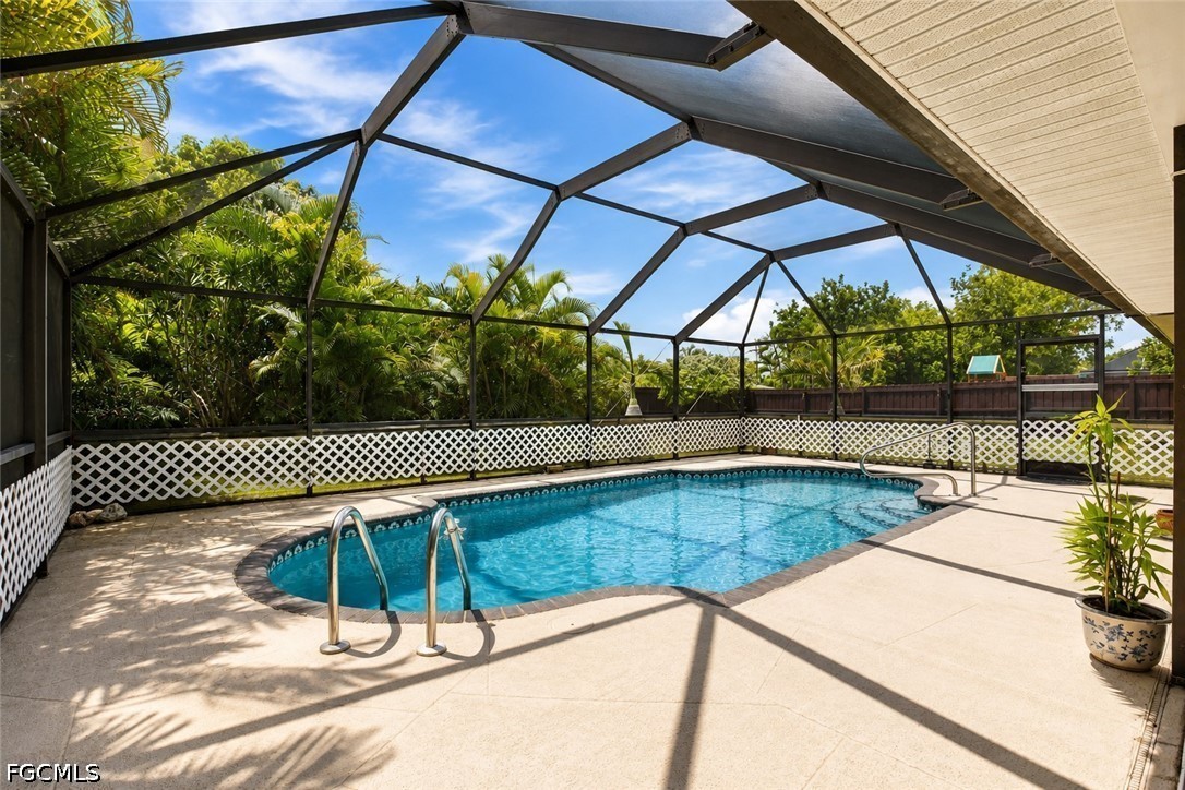 3 Bed Pool Home for Sale in Cape Coral, photo 2