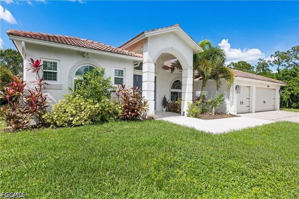 3 Bed Pool Home for Sale in Naples, photo 2