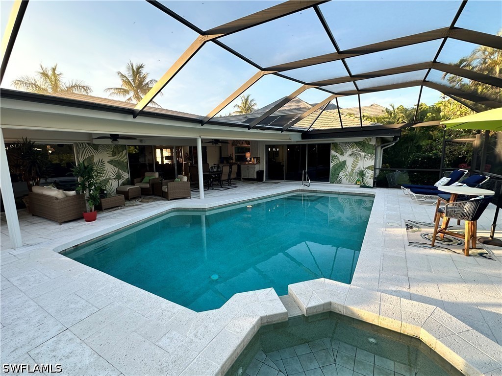 4 Bed Pool Home for Sale in Park Shore, photo 2
