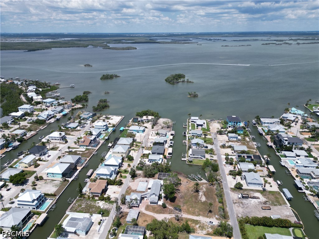 Waterfront Home for Sale in Mcphie Park, photo 2