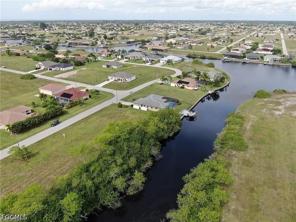 Waterfront Home for Sale in Cape Coral, photo 2