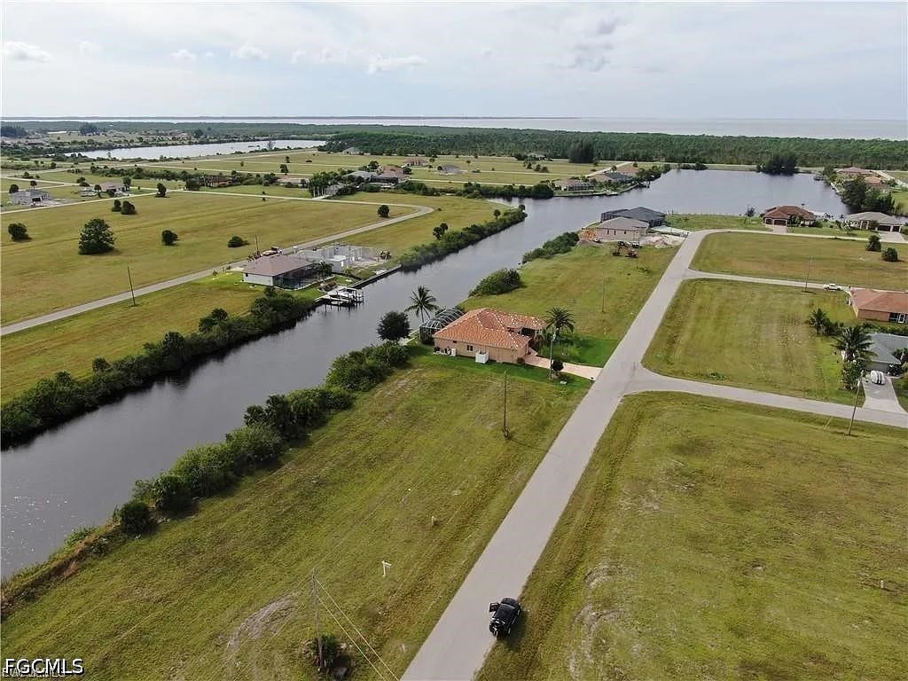 Waterfront Home for Sale in Cape Coral, photo 2