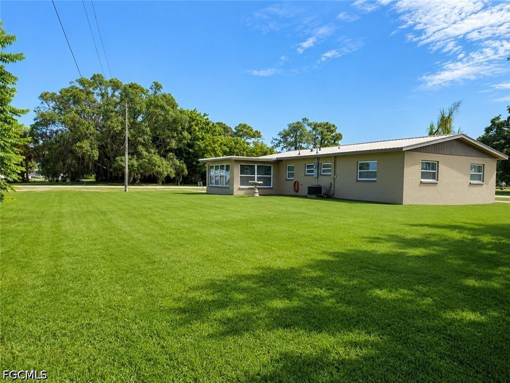 2 Bed SingleFamilyResidence for Sale in Lehigh Acres, photo 2