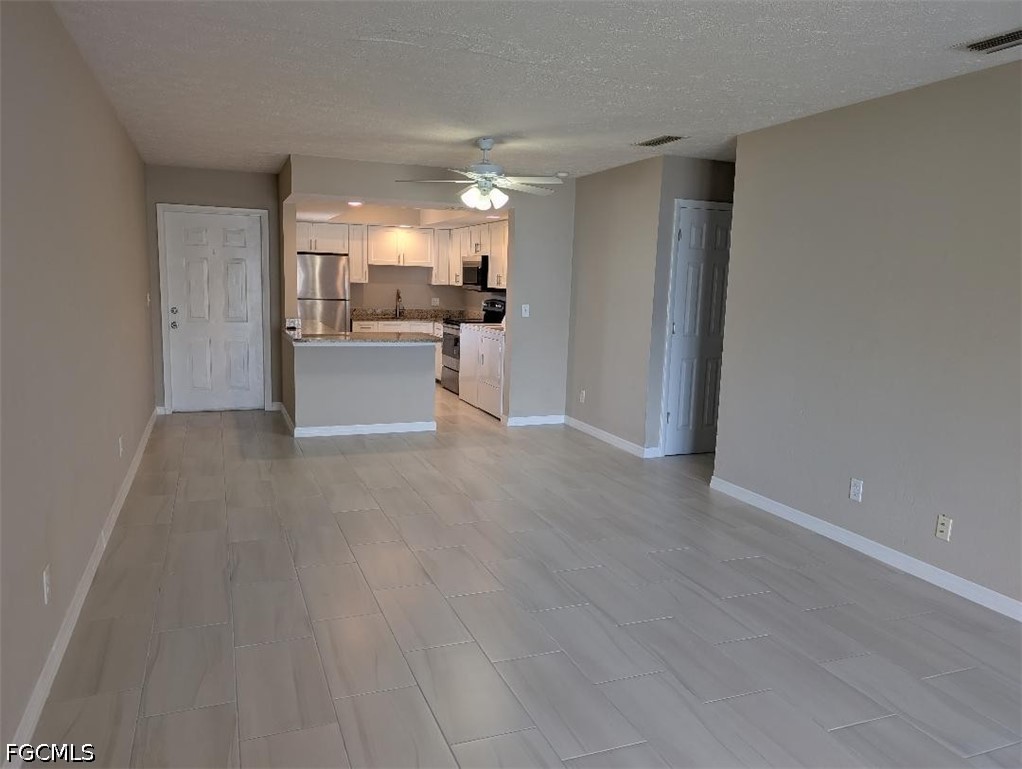 2 Bed Condominium for Sale in Cape Coral, photo 2