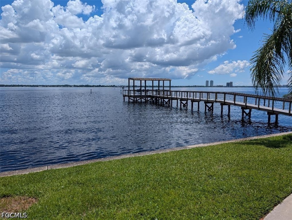 2 Bed Waterfront Home for Sale in North Fort Myers, photo 2