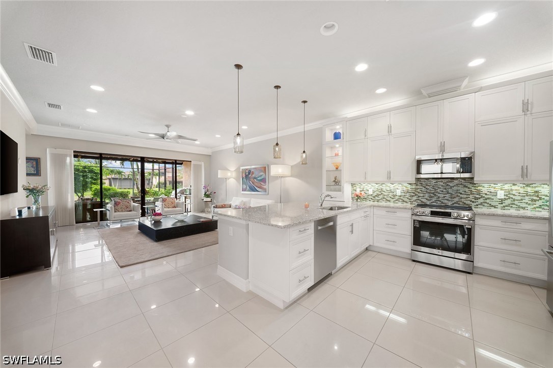 3 Bed Pool Home for Sale in Marbella Isles, photo 2