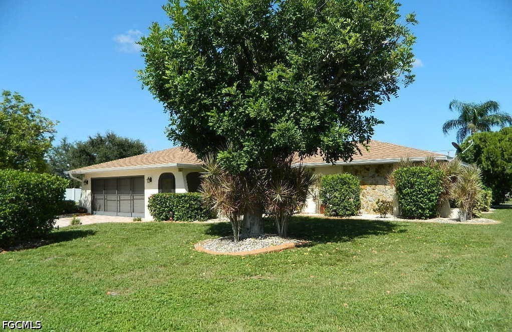 3 Bed SingleFamilyResidence for Sale in Cape Coral, photo 2