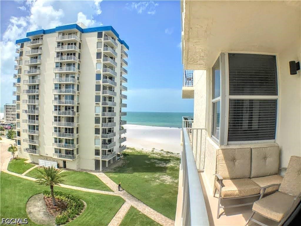 1 Bed Waterfront Home for Sale in Fort Myers Beach, photo 2