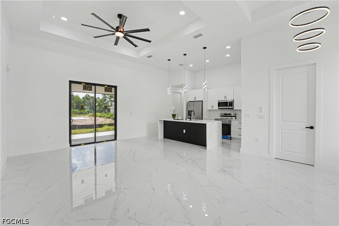 3 Bed SingleFamilyResidence for Sale in 951 Plaza, photo 2