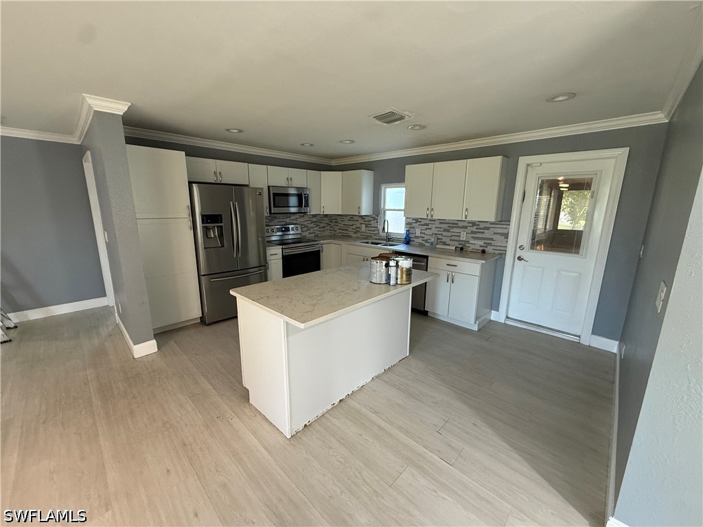3 Bed SingleFamilyResidence for Sale in San Carlos Park, photo 2