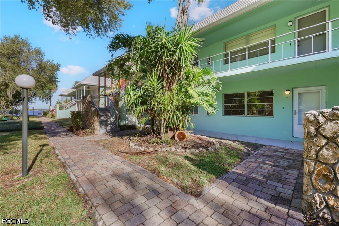1 Bed Waterfront Home for Sale in Fort Myers, photo 2