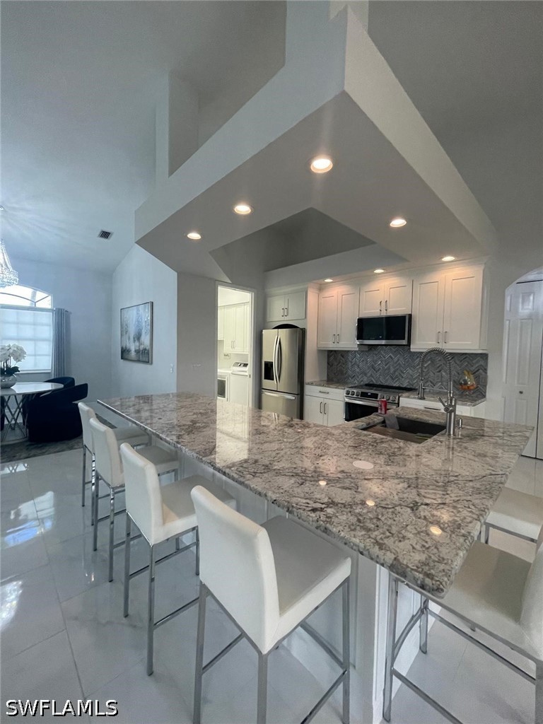 3 Bed SingleFamilyResidence for Sale in Fort Myers, photo 2