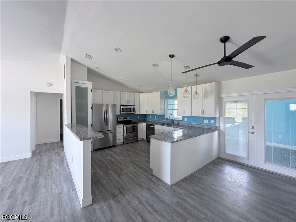 3 Bed SingleFamilyResidence for Sale in Cape Coral, photo 2