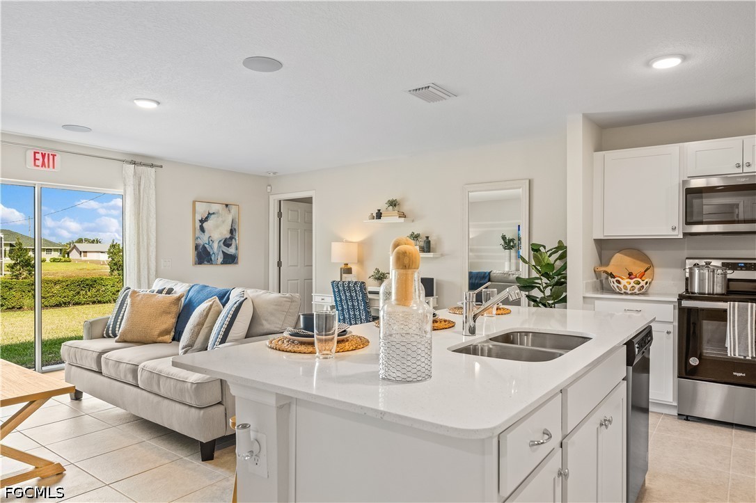 4 Bed SingleFamilyResidence for Sale in Labelle, photo 2