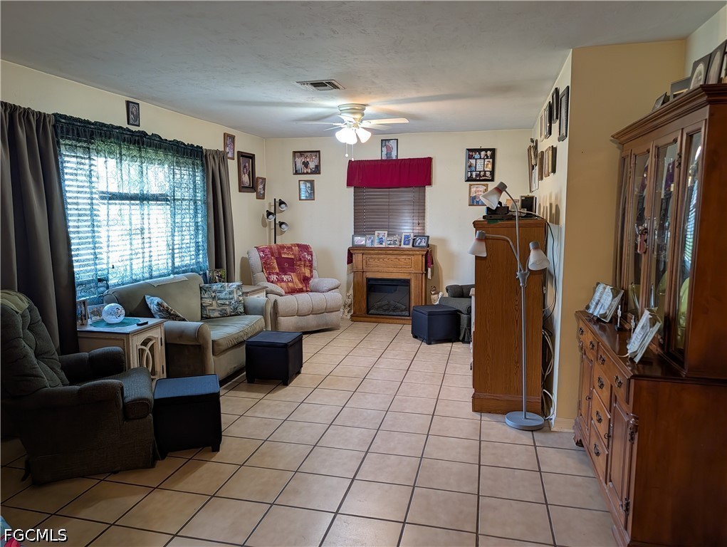 2 Bed SingleFamilyResidence for Sale in Cape Coral, photo 2