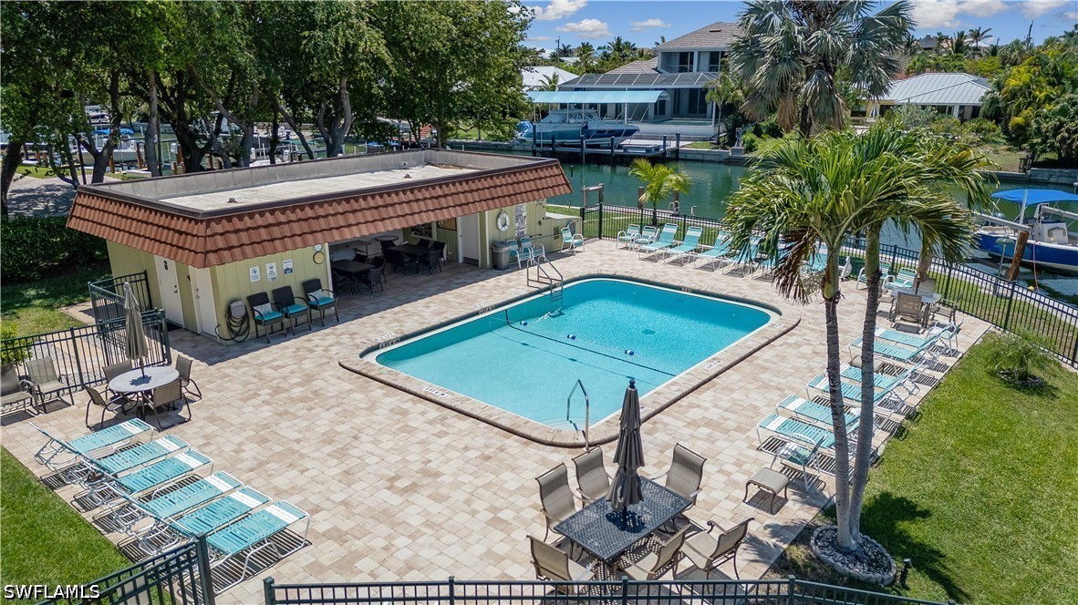 1 Bed Waterfront Home for Sale in Marco Island, photo 2