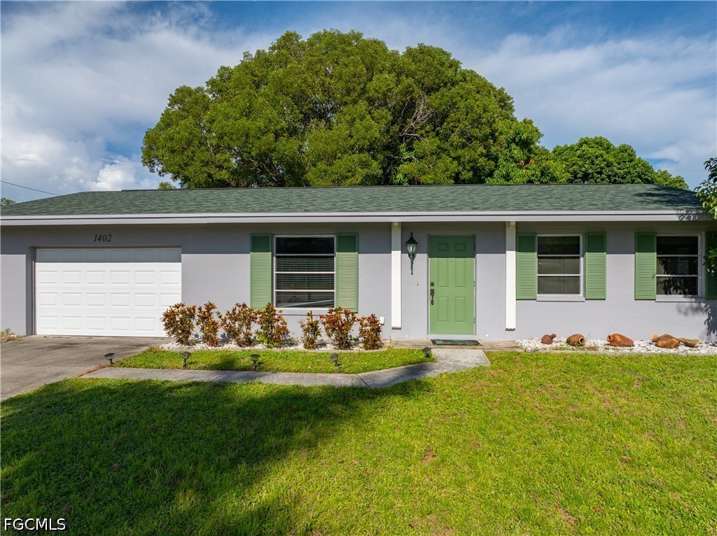 2 Bed SingleFamilyResidence for Sale in Cape Coral, photo 2
