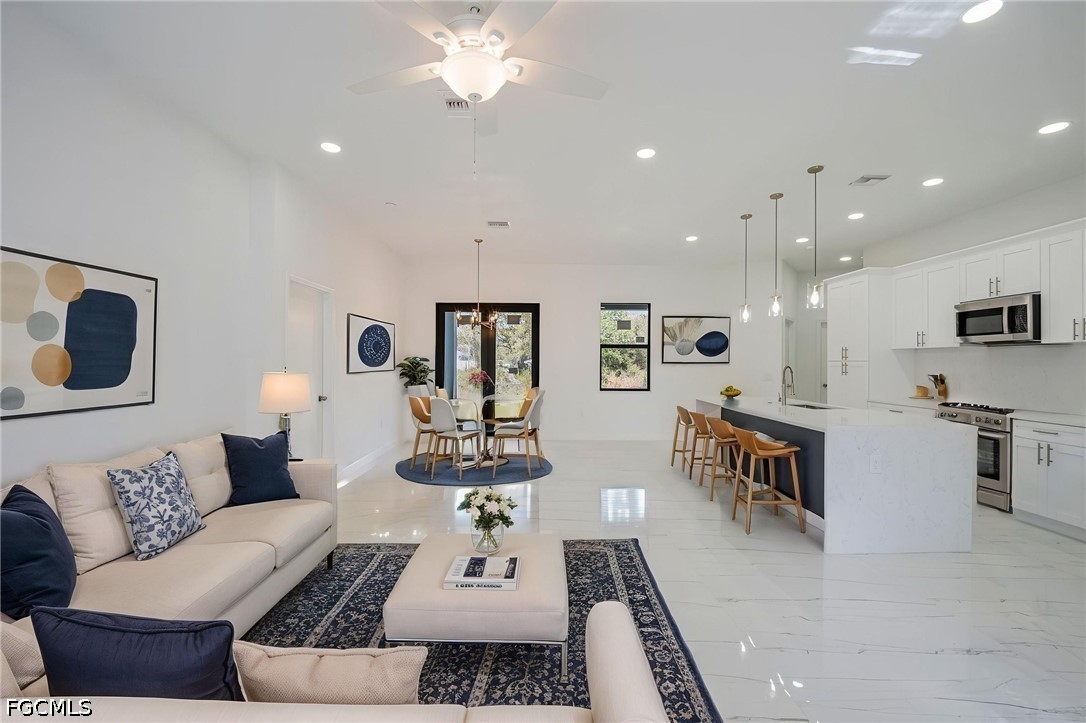 3 Bed SingleFamilyResidence for Sale in Lehigh Acres, photo 2