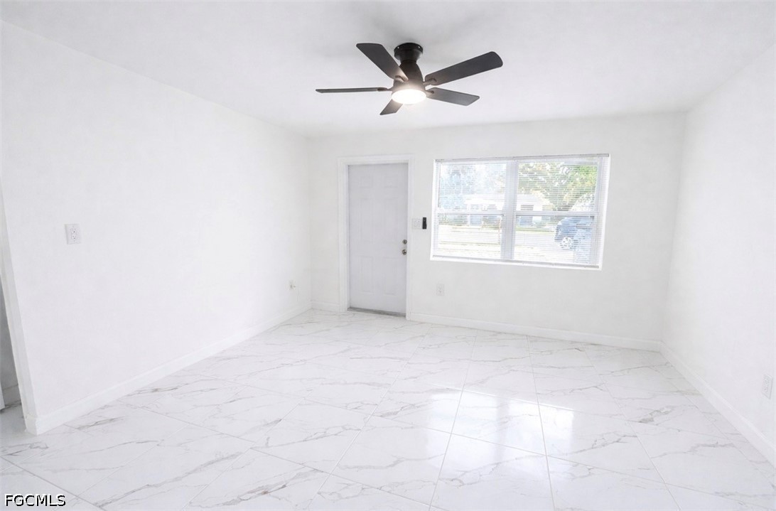 2 Bed SingleFamilyResidence for Sale in Fort Myers, photo 2