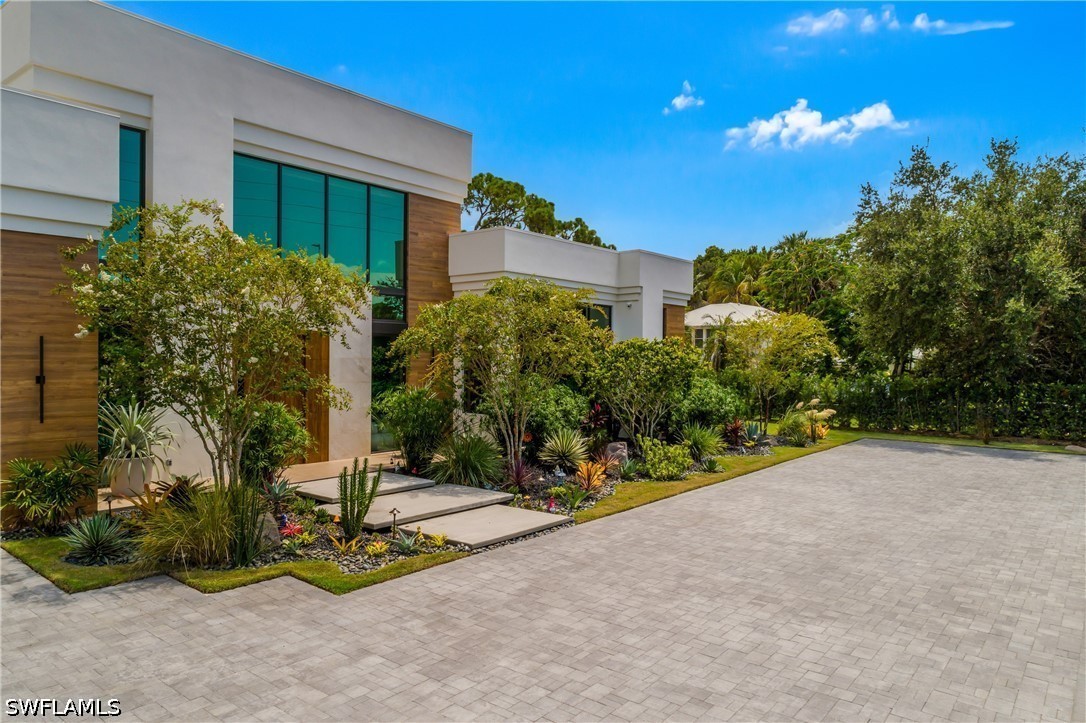 5 Bed Pool Home for Sale in Pine Ridge, photo 2