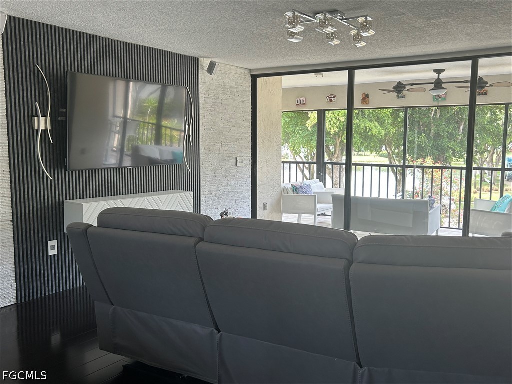 3 Bed Condominium for Sale in Steamboat Bend, photo 2