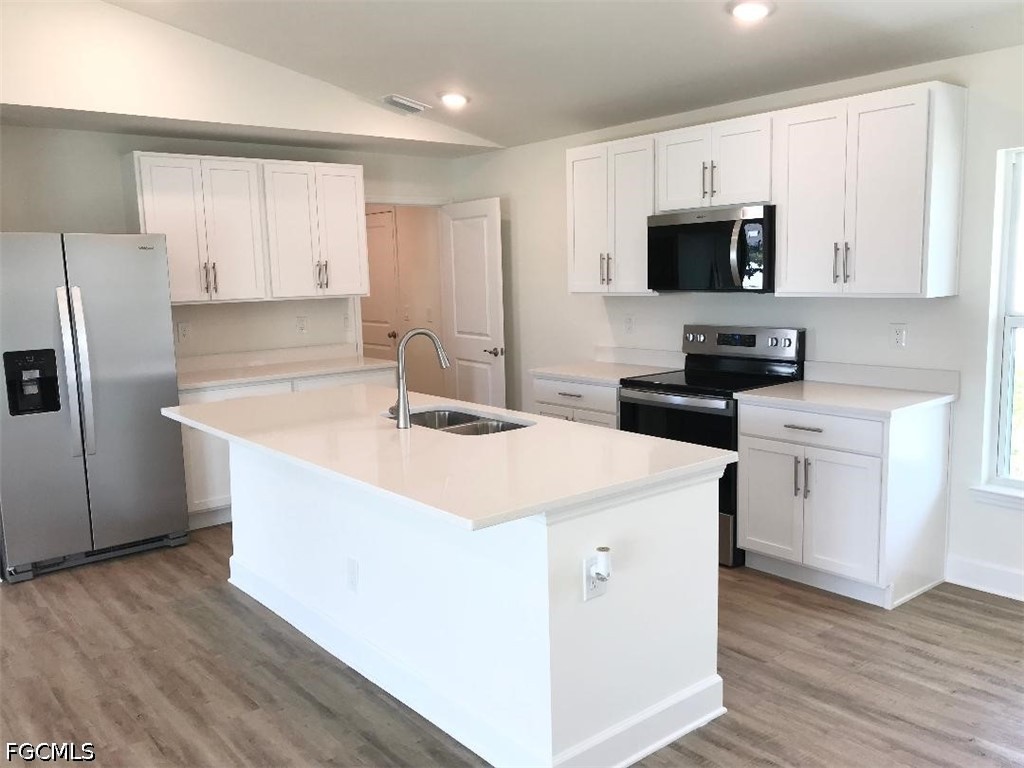 3 Bed SingleFamilyResidence for Sale in Cape Coral, photo 2