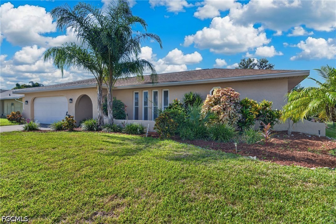 3 Bed Pool Home for Sale in Cape Coral, photo 2